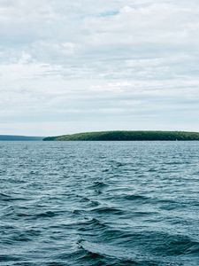 Превью обои остров, озеро, вода, волны, рябь