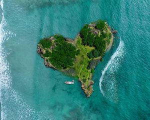 Превью обои остров, сердце, океан, вид сверху
