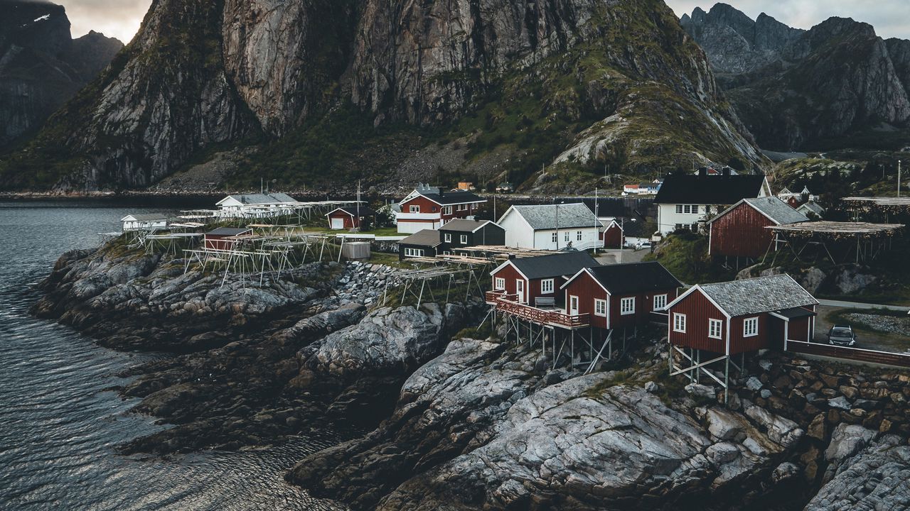 Обои остров, скалы, дома, побережье, деревня, норвегия