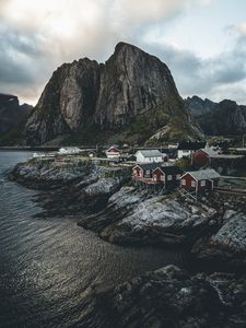 Превью обои остров, скалы, дома, побережье, деревня, норвегия