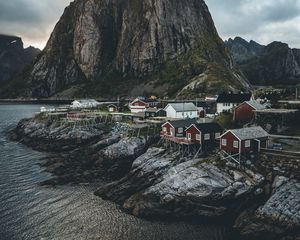 Превью обои остров, скалы, дома, побережье, деревня, норвегия