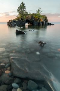 Превью обои остров, скалы, море, деревья, арка
