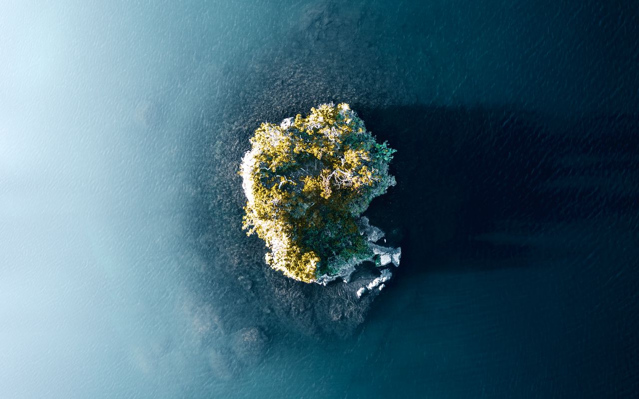 Остров в океане вид сверху
