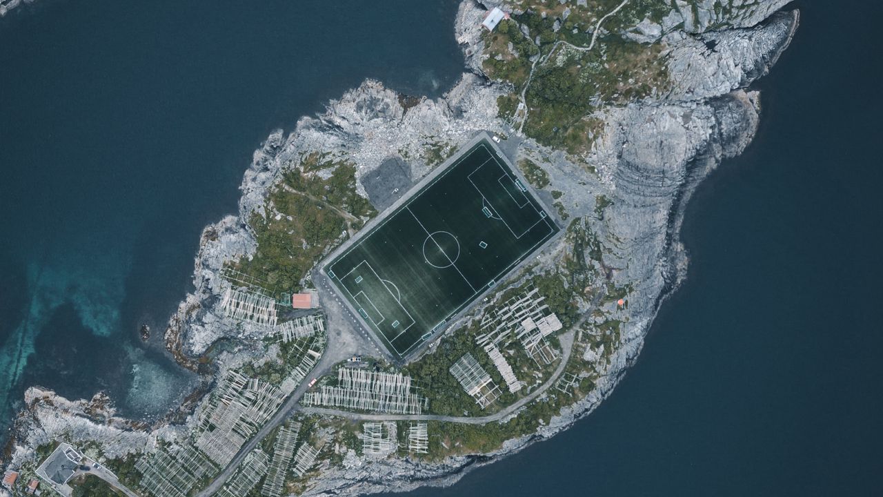 Обои остров, вода, вид сверху, футбольное поле, площадка