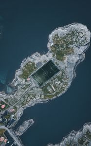 Превью обои остров, вода, вид сверху, футбольное поле, площадка