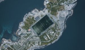 Превью обои остров, вода, вид сверху, футбольное поле, площадка