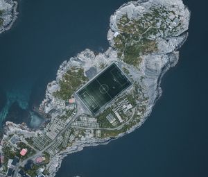 Превью обои остров, вода, вид сверху, футбольное поле, площадка