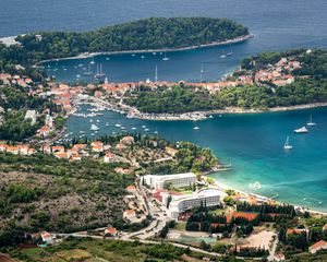 Превью обои острова, деревья, здания, море, вид сверху
