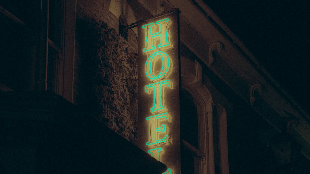 Обои отель, надпись, неон, подсветка, здание, темный
