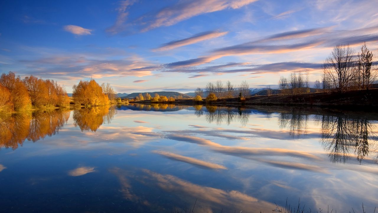 Обои отражение, облака, осень, вода, озеро, деревья, гладь
