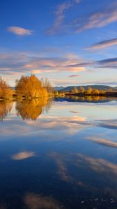 Превью обои отражение, облака, осень, вода, озеро, деревья, гладь