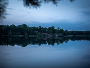 Превью обои озеро, берег, деревья, дом, пейзаж