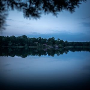 Превью обои озеро, берег, деревья, дом, пейзаж