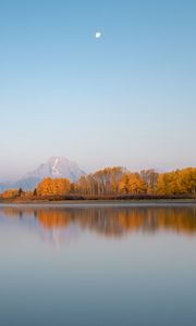 Превью обои озеро, берег, деревья, гора, луна, пейзаж