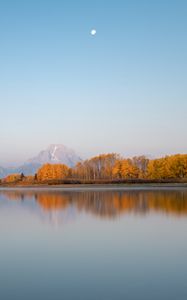 Превью обои озеро, берег, деревья, гора, луна, пейзаж