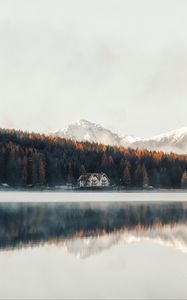 Превью обои озеро, берег, дом, лес, горы, природа