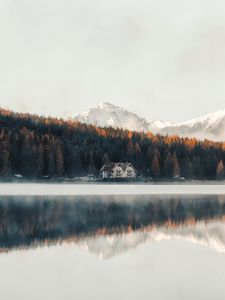 Превью обои озеро, берег, дом, лес, горы, природа