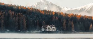 Превью обои озеро, берег, дом, лес, горы, природа
