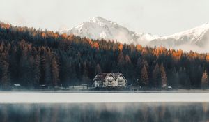 Превью обои озеро, берег, дом, лес, горы, природа