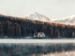 Превью обои озеро, берег, дом, лес, горы, природа