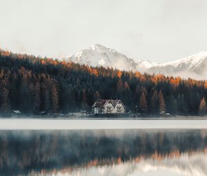 Превью обои озеро, берег, дом, лес, горы, природа