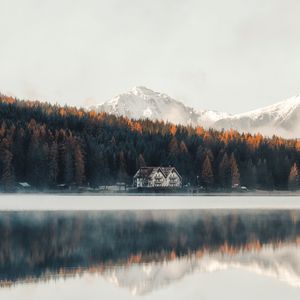 Превью обои озеро, берег, дом, лес, горы, природа