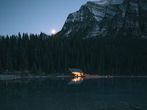 Превью обои озеро, берег, дом, гора, лес, ночь