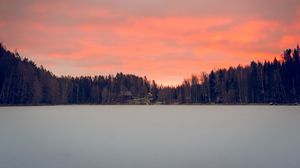Превью обои озеро, берег, лес, дома, закат, сумерки