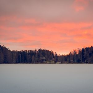 Превью обои озеро, берег, лес, дома, закат, сумерки