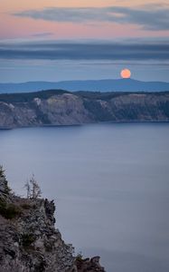 Превью обои озеро, берег, пейзаж, солнце, вечер