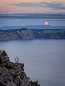 Превью обои озеро, берег, пейзаж, солнце, вечер