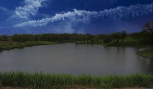Превью обои озеро, берег, трава, деревья, небо, облака, вода, природа