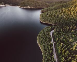 Превью обои озеро, берег, вид сверху, лес, холмы, дорога