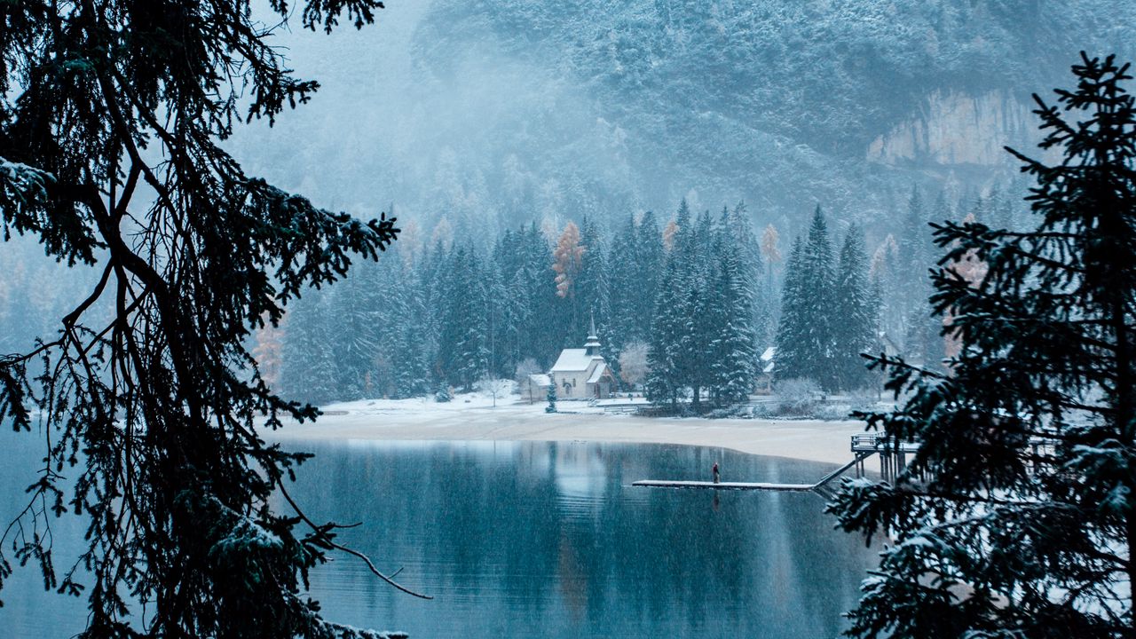 Обои озеро, берег, зима, метель, пейзаж