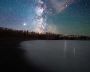 Превью обои озеро, берег, звездное небо, ночь, темный