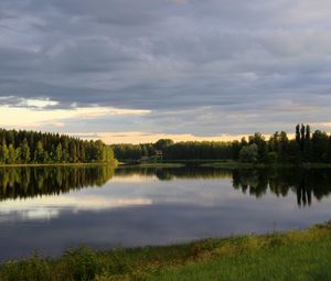 Превью обои озеро, деревья, берег, трава, пейзаж