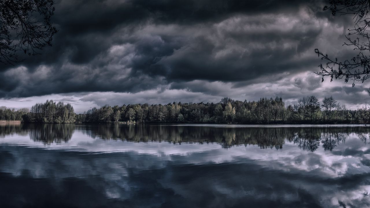 Обои озеро, деревья, горизонт, отражение, облака, темный, пасмурно