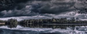Превью обои озеро, деревья, горизонт, отражение, облака, темный, пасмурно