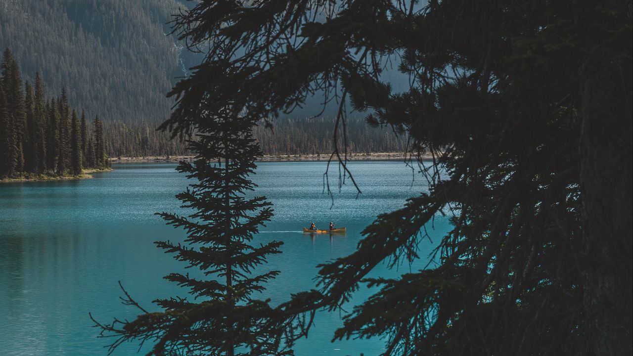Обои озеро, деревья, горы, лодка, природа