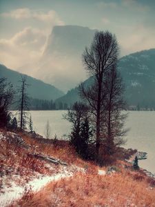 Превью обои озеро, деревья, горы, берег, туман, пейзаж