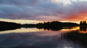 Превью обои озеро, деревья, лес, облака, небо, закат, пейзаж, темный