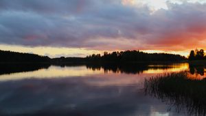 Превью обои озеро, деревья, лес, облака, небо, закат, пейзаж, темный