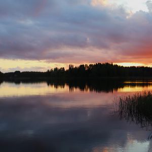Превью обои озеро, деревья, лес, облака, небо, закат, пейзаж, темный