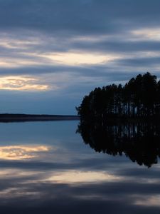 Превью обои озеро, деревья, отражение, небо, вечер, темный