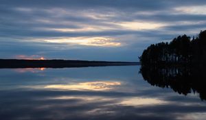 Превью обои озеро, деревья, отражение, небо, вечер, темный