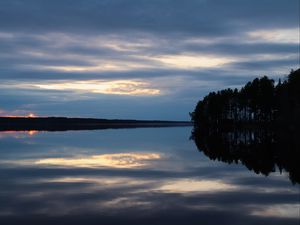 Превью обои озеро, деревья, отражение, небо, вечер, темный