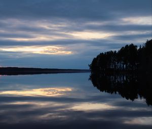 Превью обои озеро, деревья, отражение, небо, вечер, темный