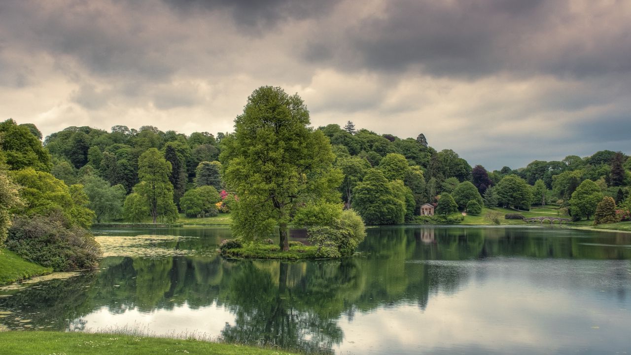 Обои озеро, деревья, трава, облачно, отражение
