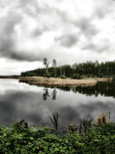 Превью обои озеро, деревья, тучи, пейзаж, hdr