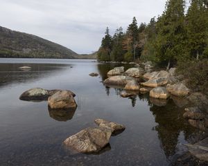 Превью обои озеро, дно, камни, пейзаж, деревья